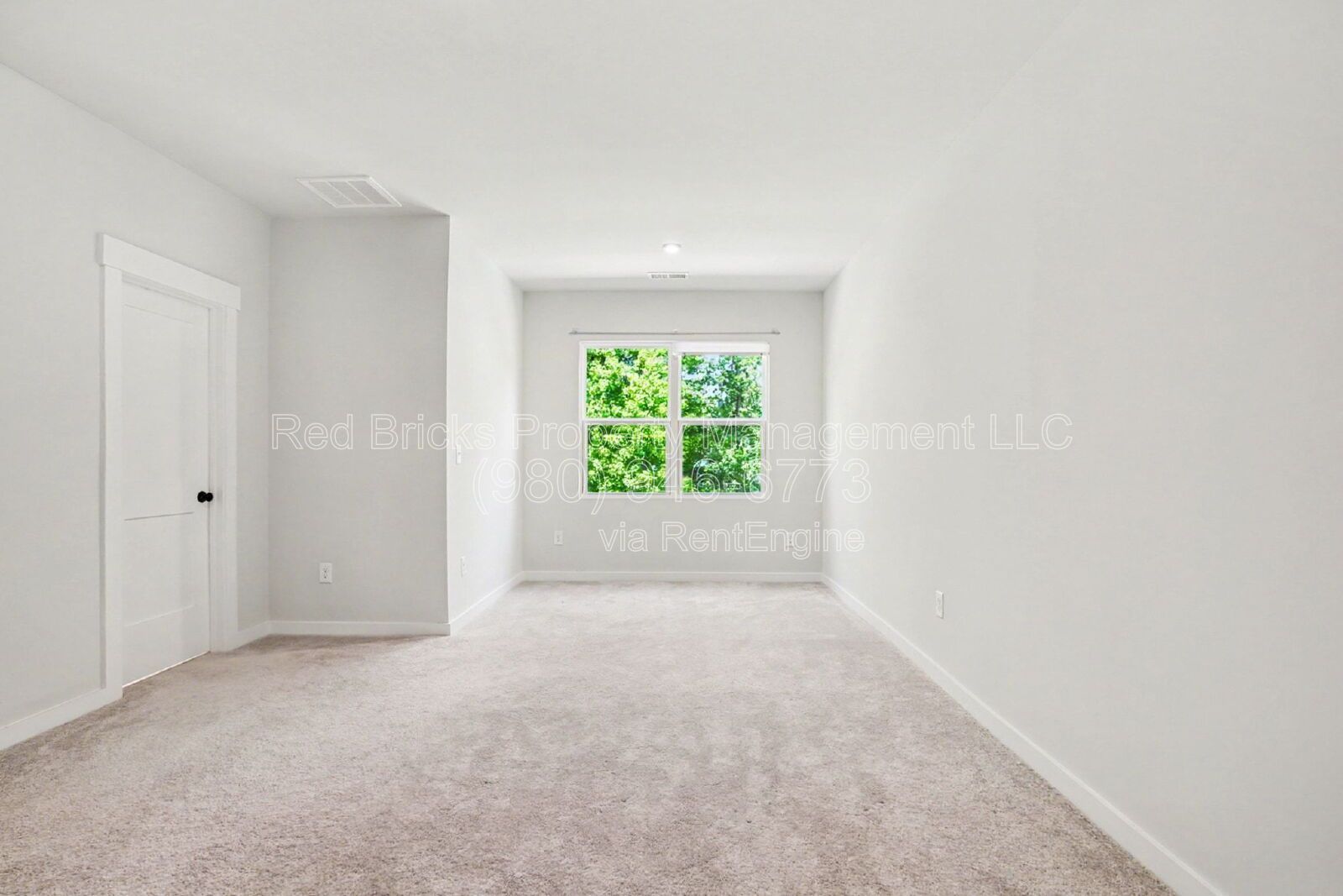 Beautiful 3-Story Townhome Near Davis Lake! property image