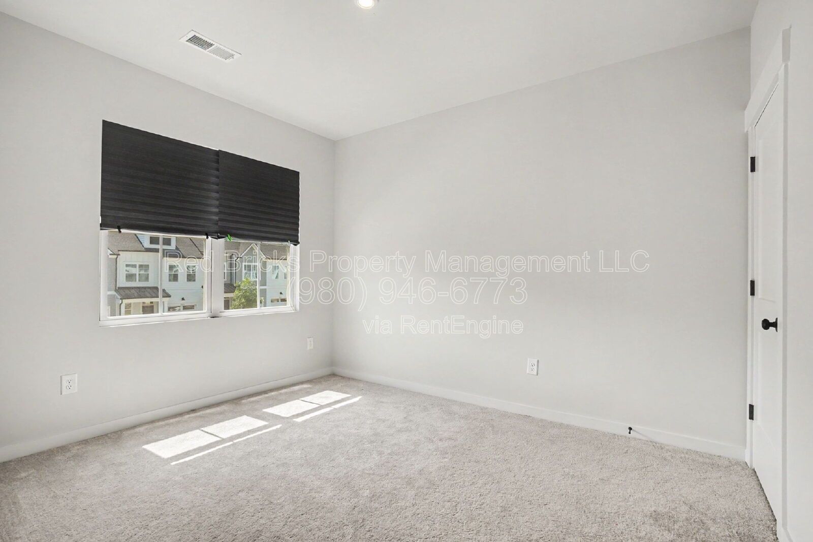 Beautiful 3-Story Townhome Near Davis Lake! property image