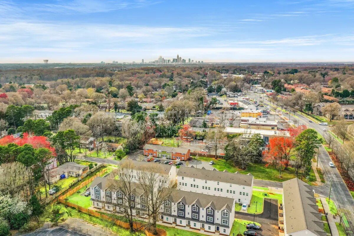 Like-New 3-Story End-Unit Townhome Near Uptown – Modern Living, Prime Location! property image