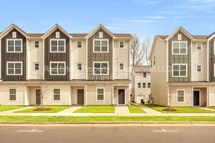 Like-New 3-Story End-Unit Townhome Near Uptown – Modern Living, Prime Location! property image