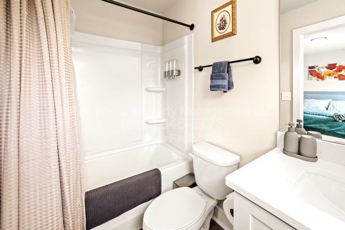 Like-New 3-Story End-Unit Townhome Near Uptown – Modern Living, Prime Location! property image