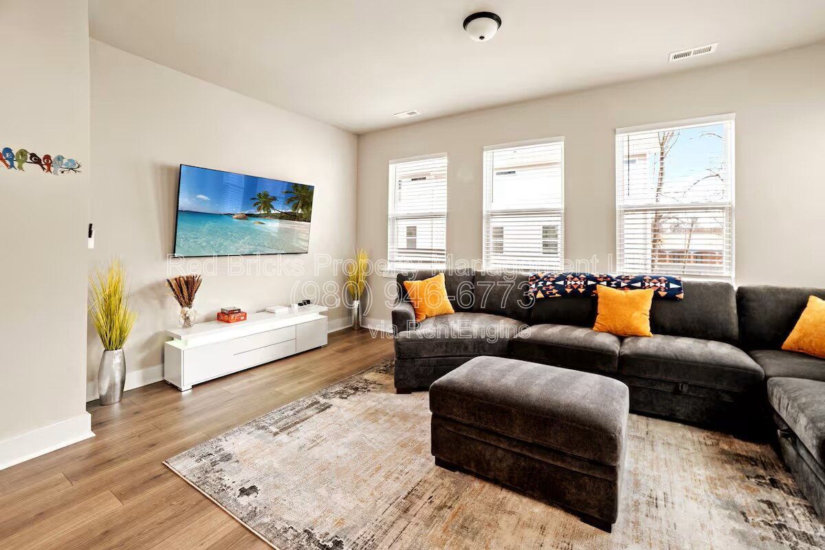 Like-New 3-Story End-Unit Townhome Near Uptown – Modern Living, Prime Location! property image