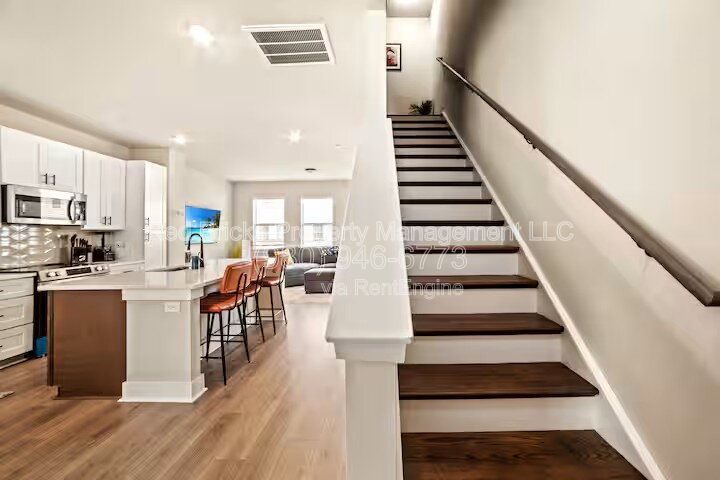 Like-New 3-Story End-Unit Townhome Near Uptown – Modern Living, Prime Location! property image
