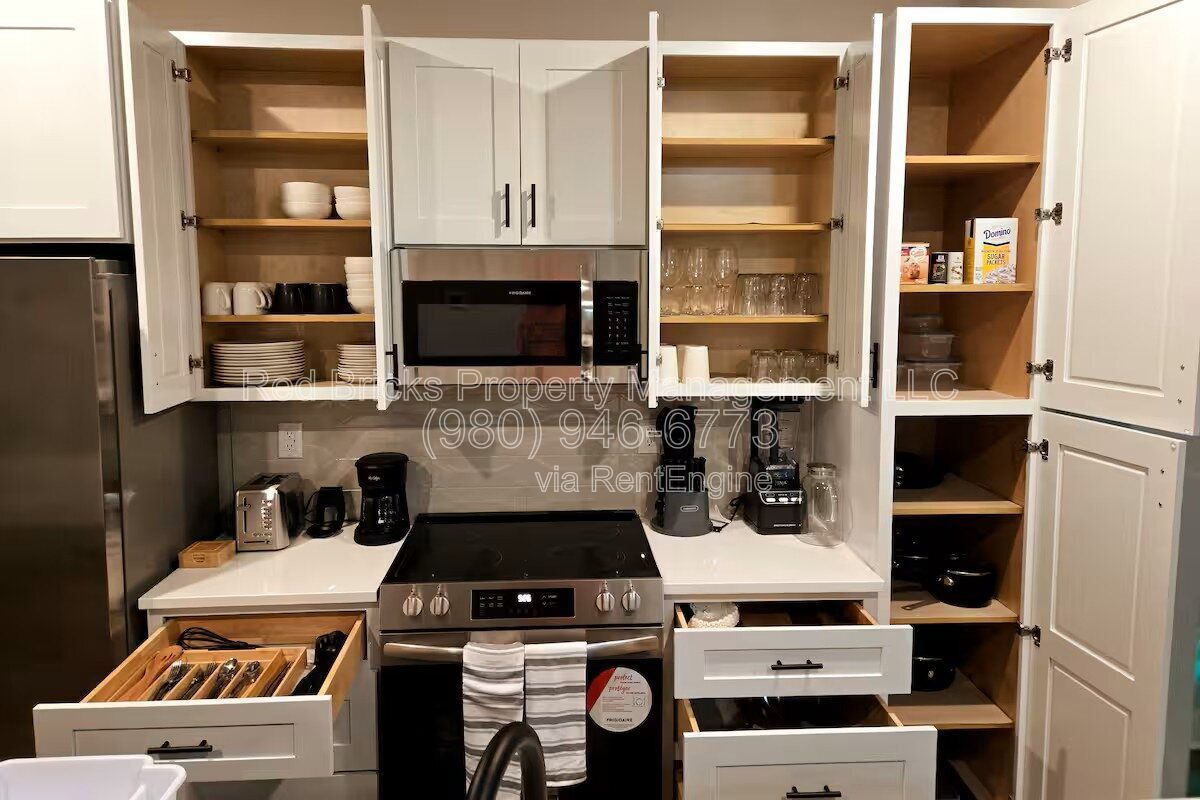 Like-New 3-Story End-Unit Townhome Near Uptown – Modern Living, Prime Location! property image