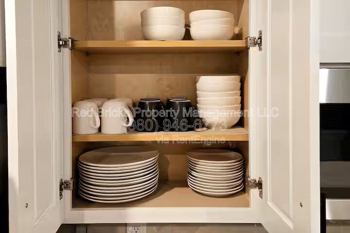 Like-New 3-Story End-Unit Townhome Near Uptown – Modern Living, Prime Location! property image