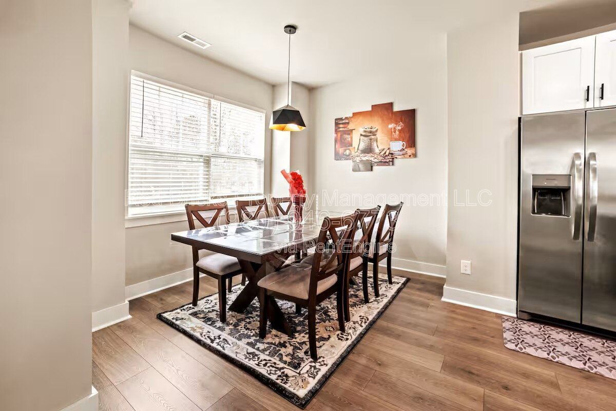 Like-New 3-Story End-Unit Townhome Near Uptown – Modern Living, Prime Location! property image
