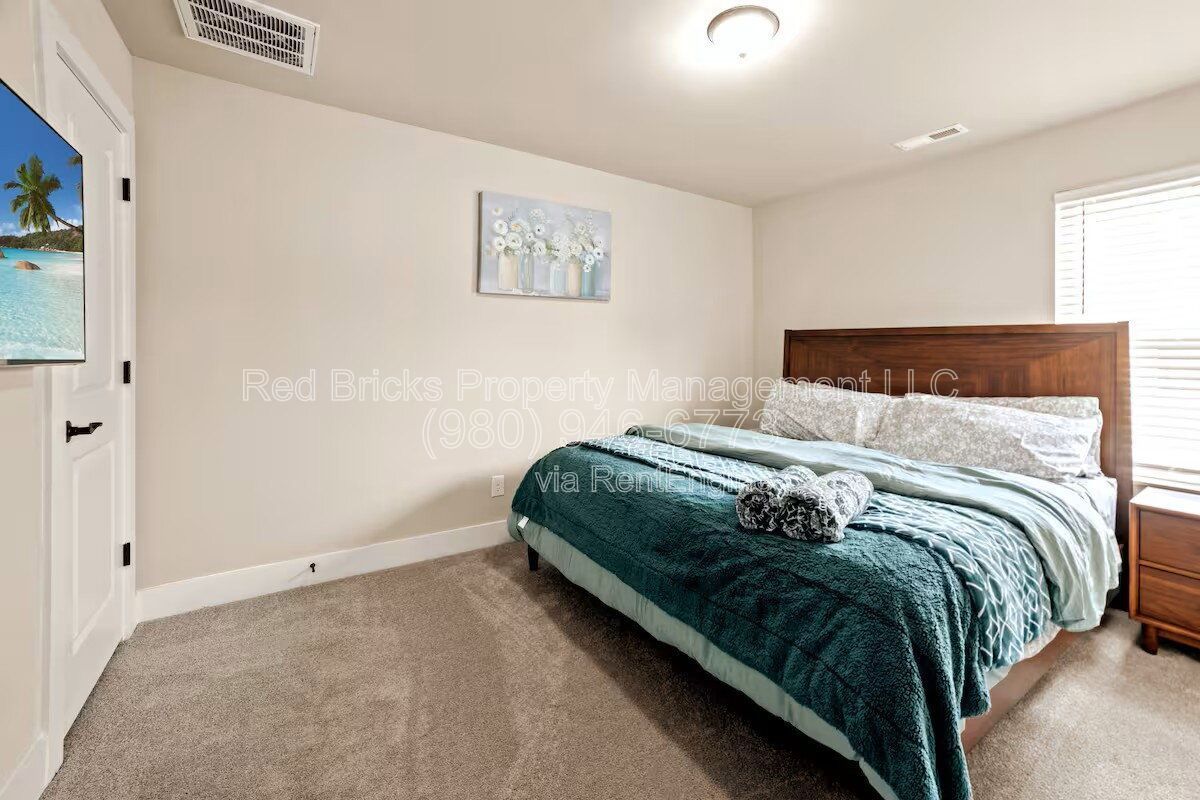 Like-New 3-Story End-Unit Townhome Near Uptown – Modern Living, Prime Location! property image