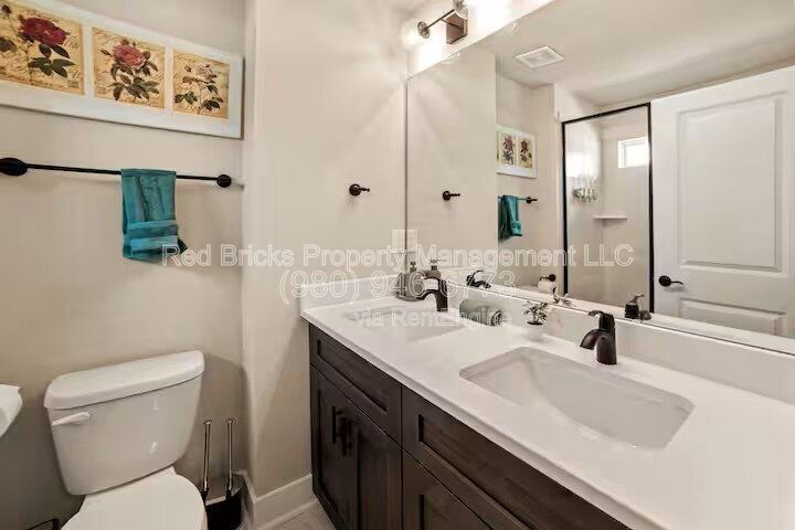 Like-New 3-Story End-Unit Townhome Near Uptown – Modern Living, Prime Location! property image