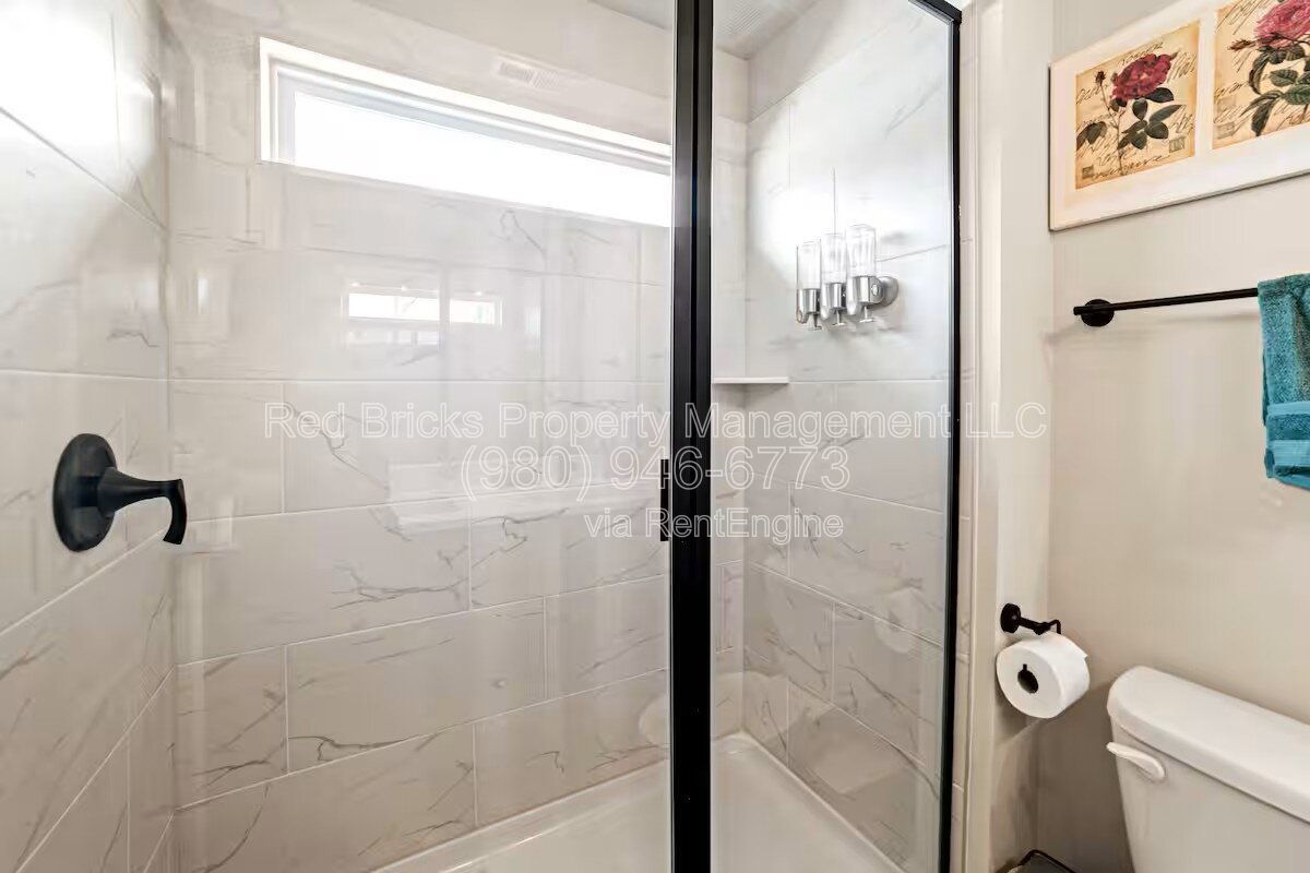 Like-New 3-Story End-Unit Townhome Near Uptown – Modern Living, Prime Location! property image