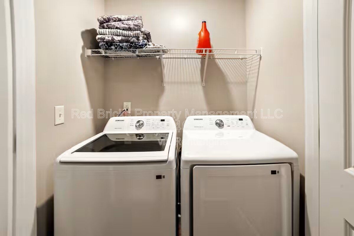 Like-New 3-Story End-Unit Townhome Near Uptown – Modern Living, Prime Location! property image