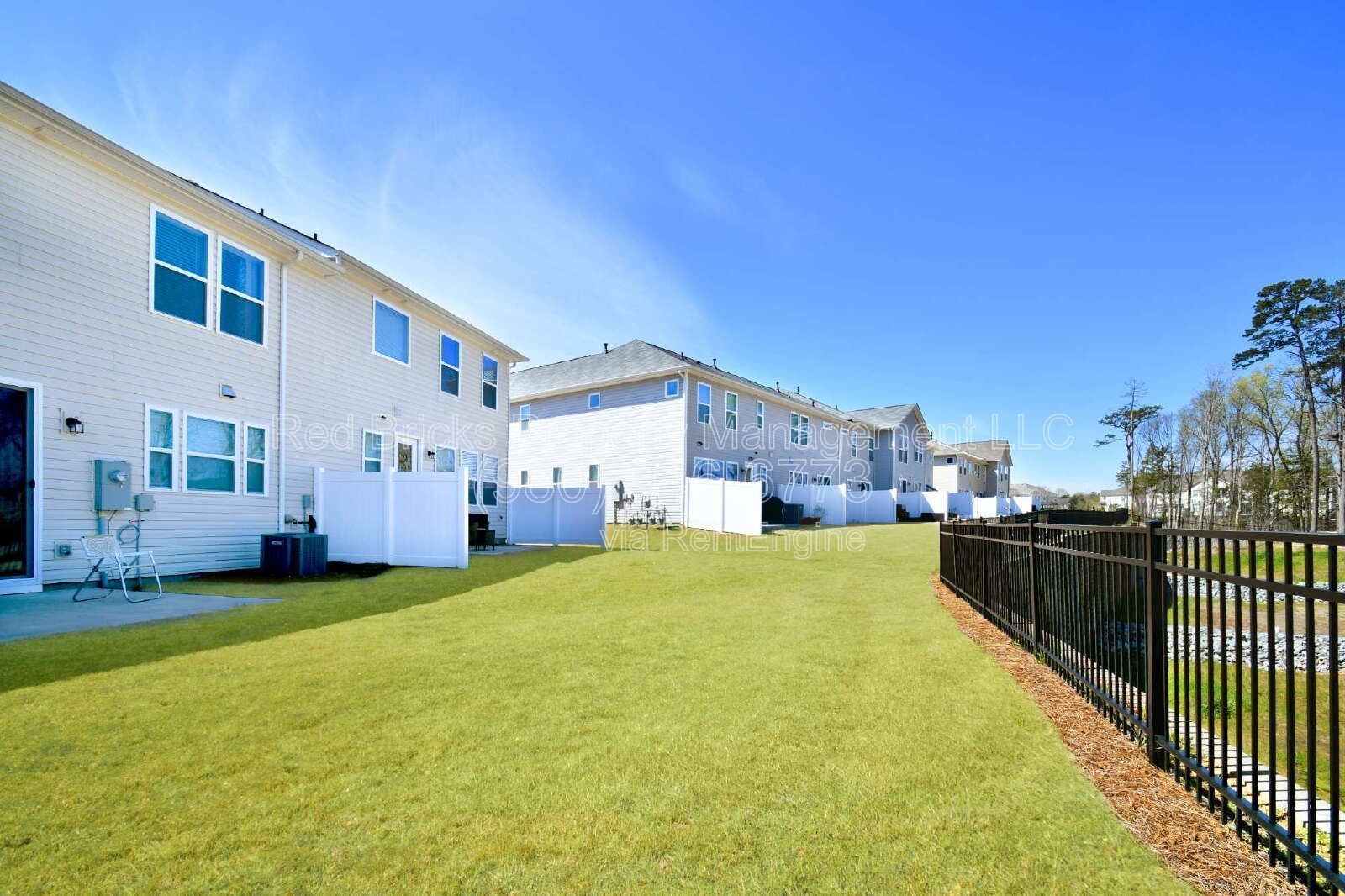 Like-New 2-Story Townhome Near UNCC – Prime Location & Modern Comfort! property image