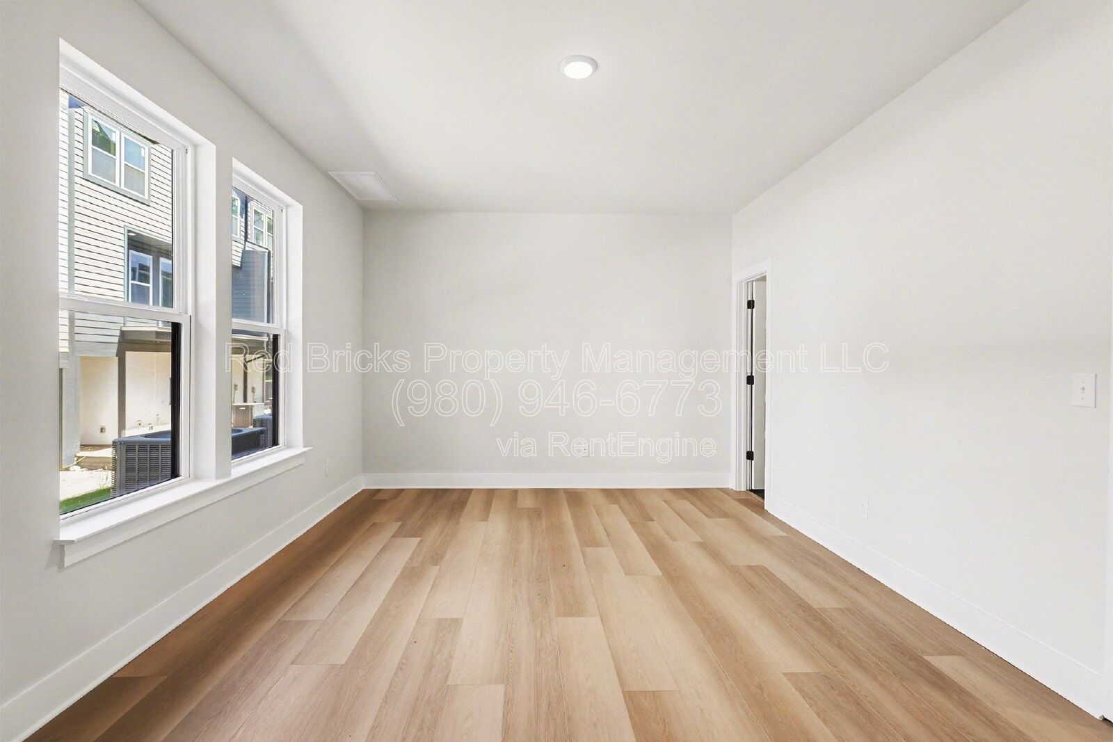 Like-New 4BR Townhome with Garage, Deck & Modern Finishes – Prime Location! property image