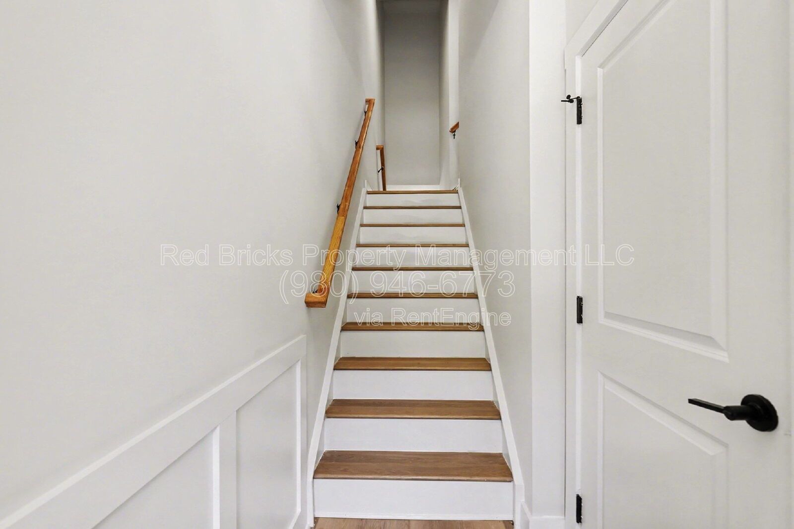 Like-New 4BR Townhome with Garage, Deck & Modern Finishes – Prime Location! property image