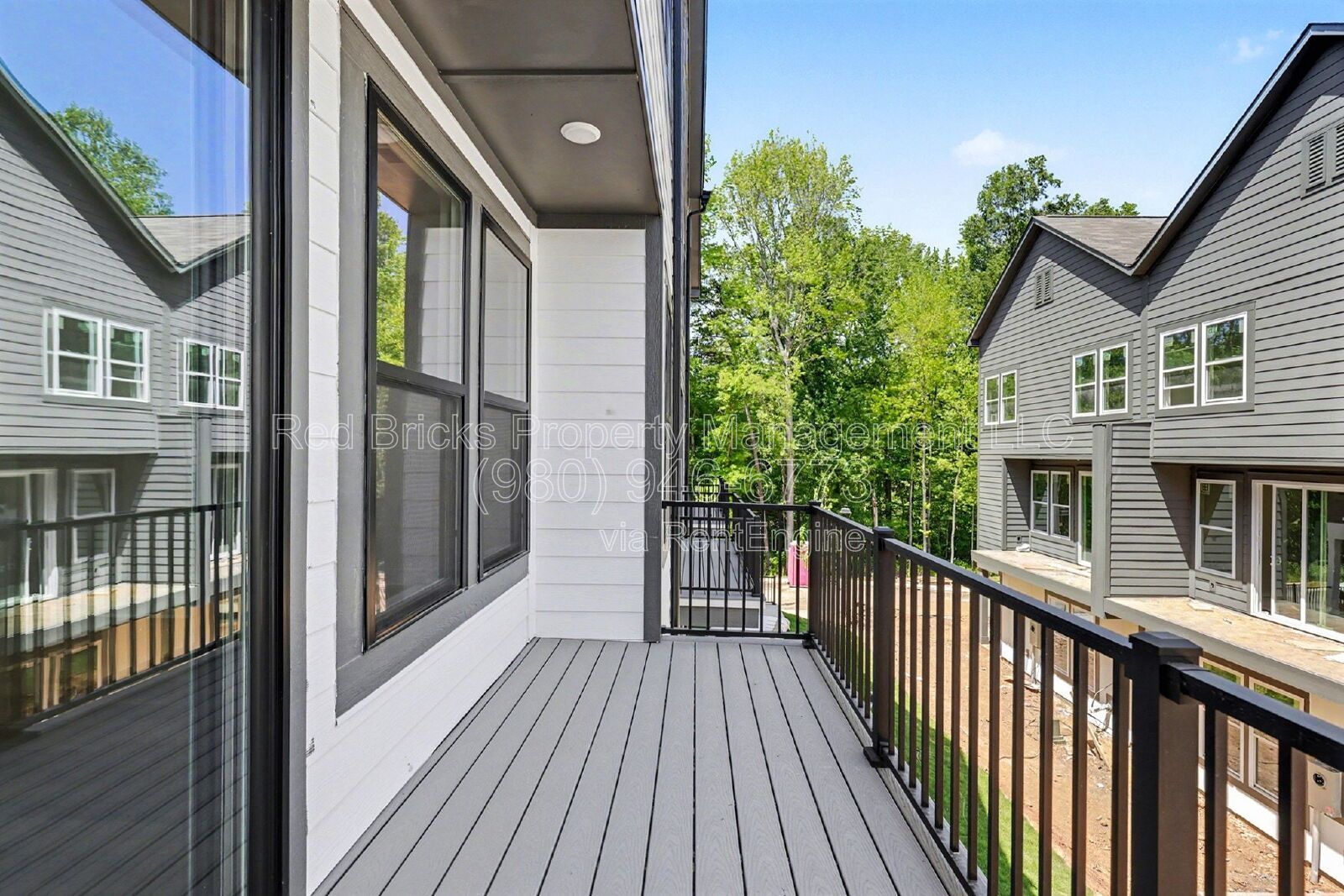 Like-New 4BR Townhome with Garage, Deck & Modern Finishes – Prime Location! property image