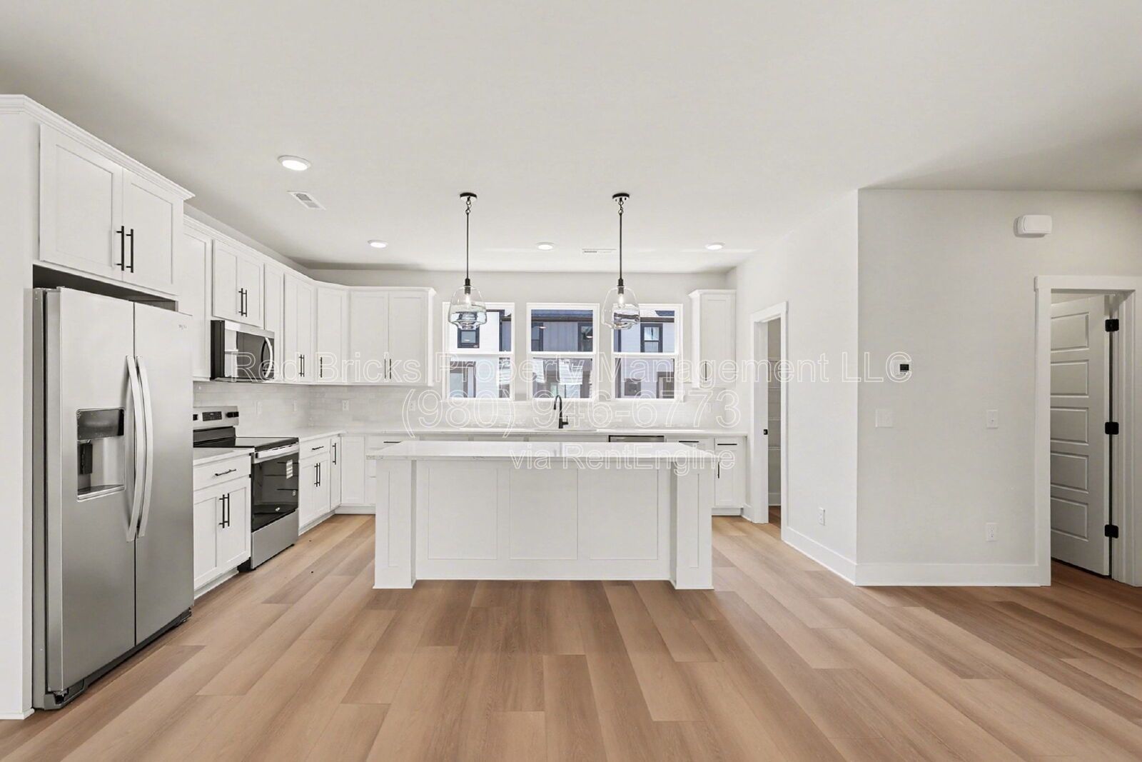 Like-New 4BR Townhome with Garage, Deck & Modern Finishes – Prime Location! property image