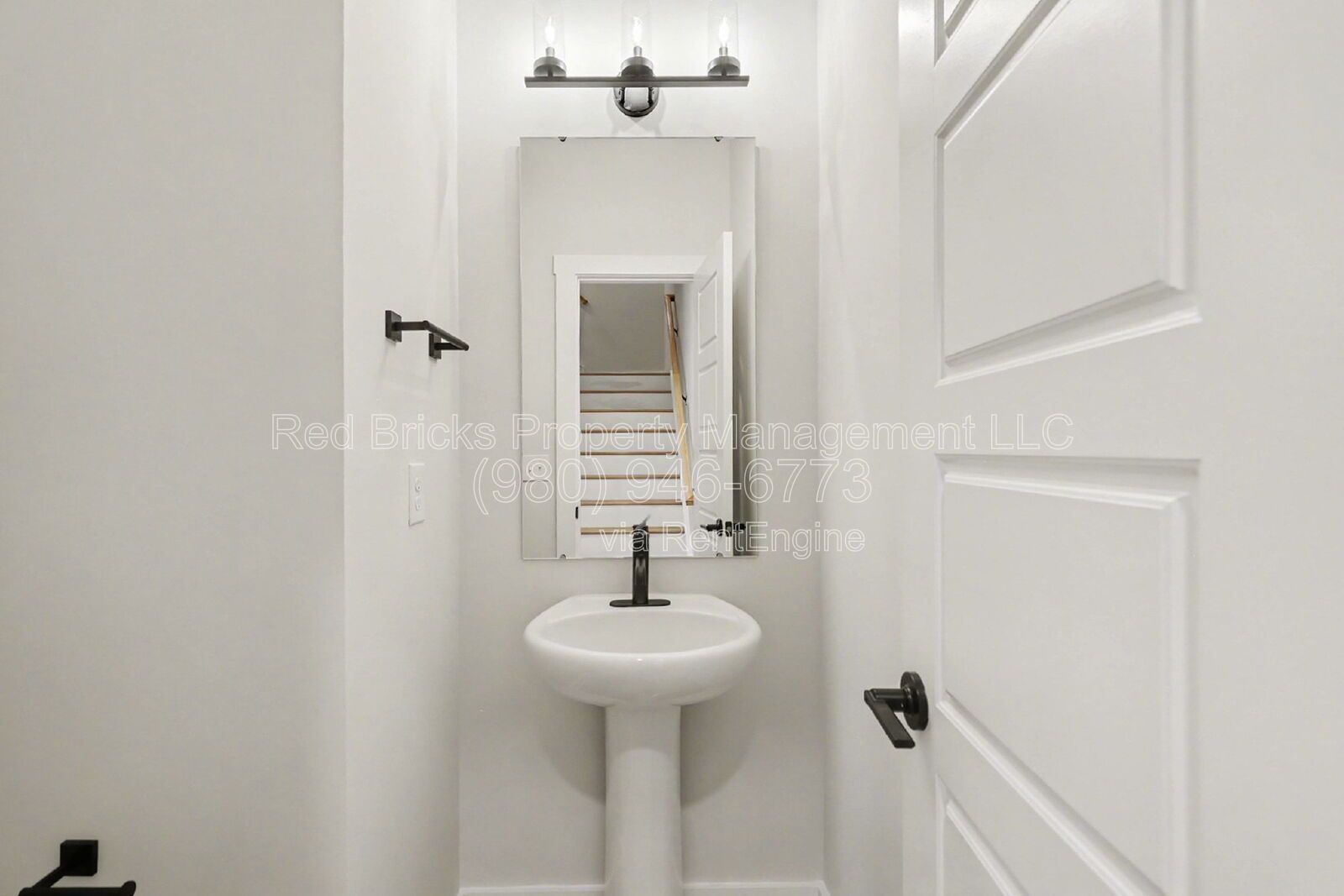 Like-New 4BR Townhome with Garage, Deck & Modern Finishes – Prime Location! property image