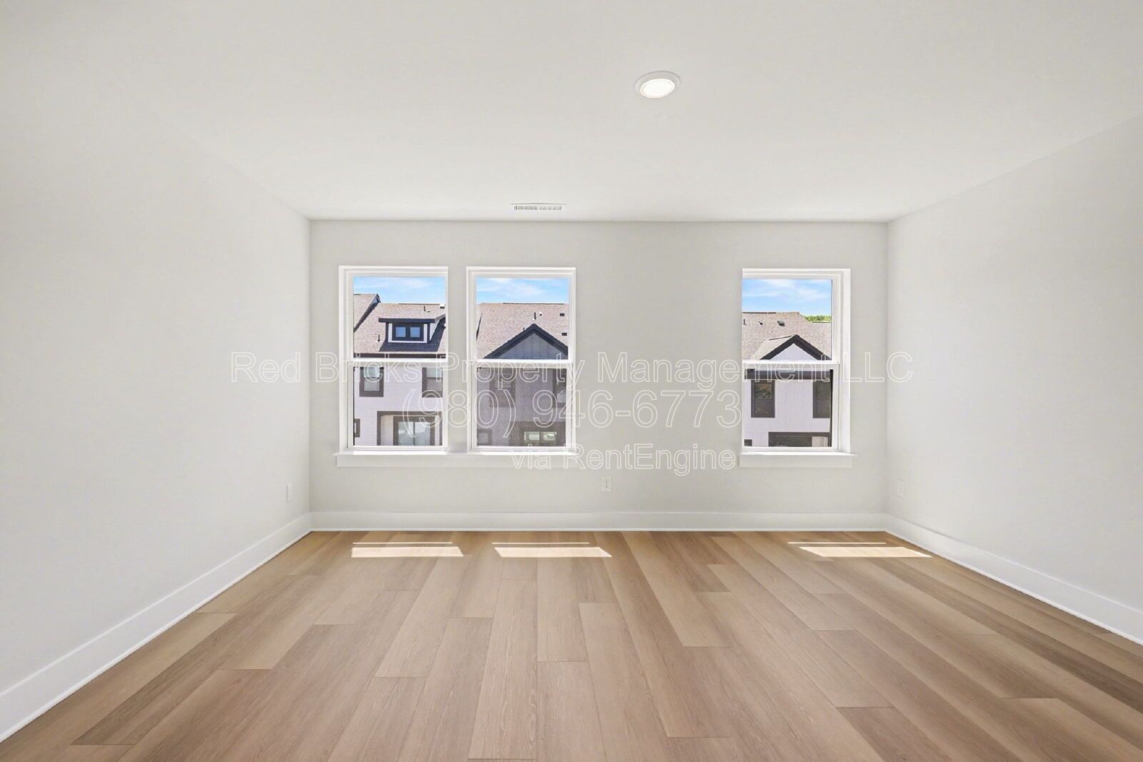 Like-New 4BR Townhome with Garage, Deck & Modern Finishes – Prime Location! property image