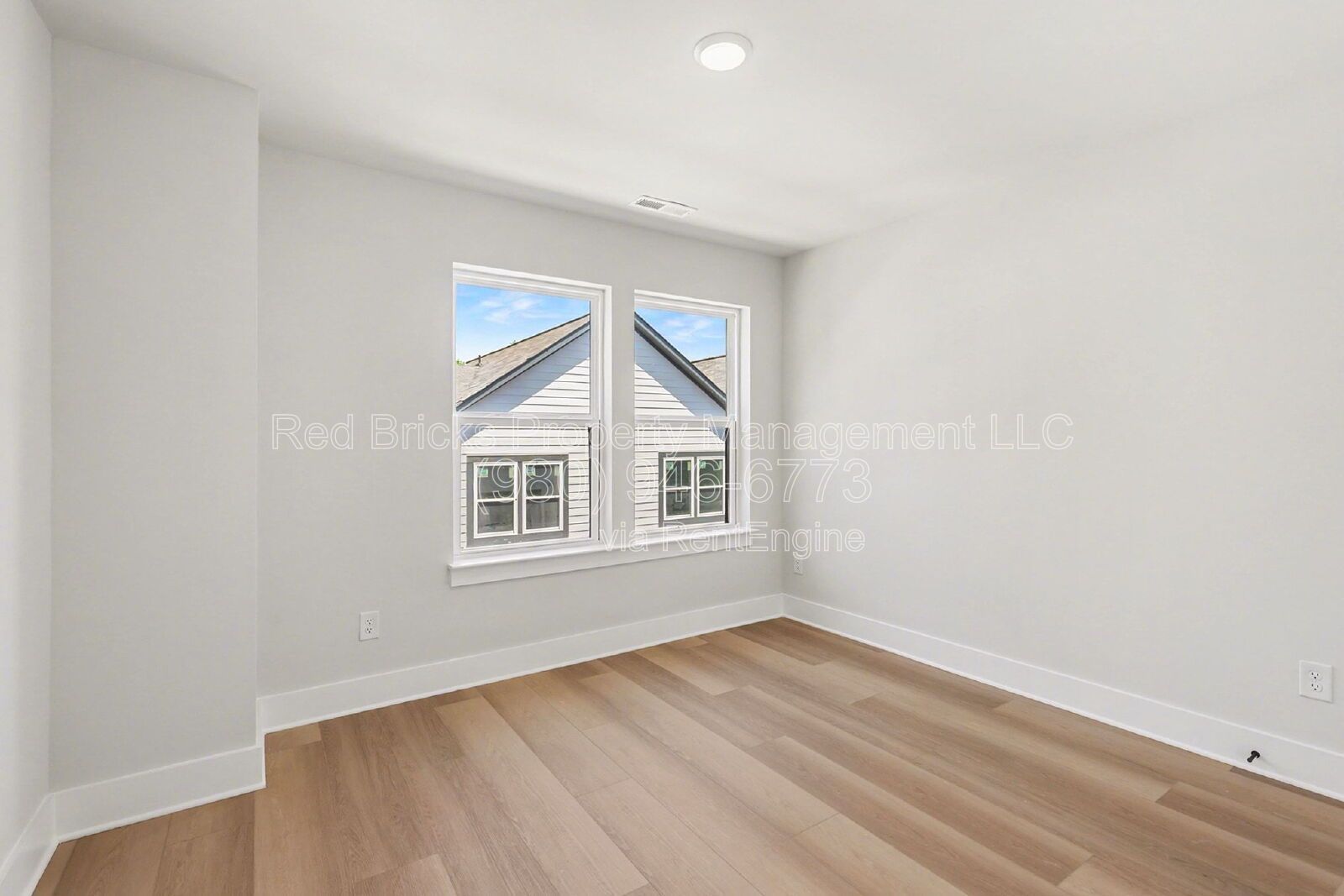 Like-New 4BR Townhome with Garage, Deck & Modern Finishes – Prime Location! property image