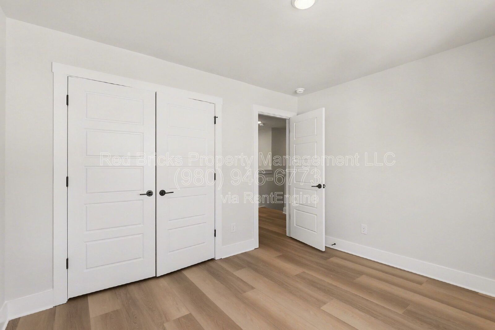 Like-New 4BR Townhome with Garage, Deck & Modern Finishes – Prime Location! property image